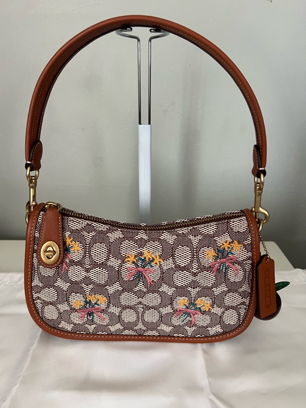 Coach Swinger Bag In Signature Textile Jacquard With Bouquet Motif Embroidery